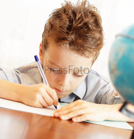 Мальчик выполняет домашнее задание