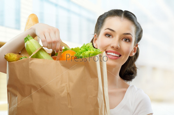 Девушка держит пакет с едой