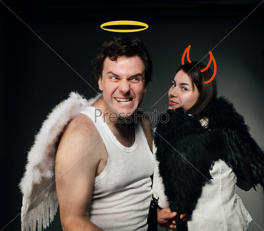 Мужчина и женщина с крыльями ангела на черном фоне