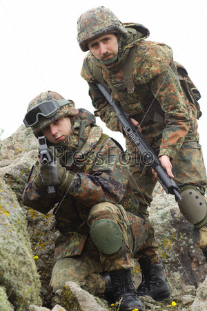Два солдата с оружием