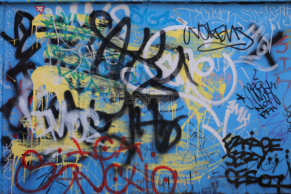 Граффити на синей стене