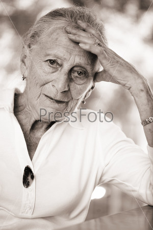 Черно-белый портрет пожилой женщины
