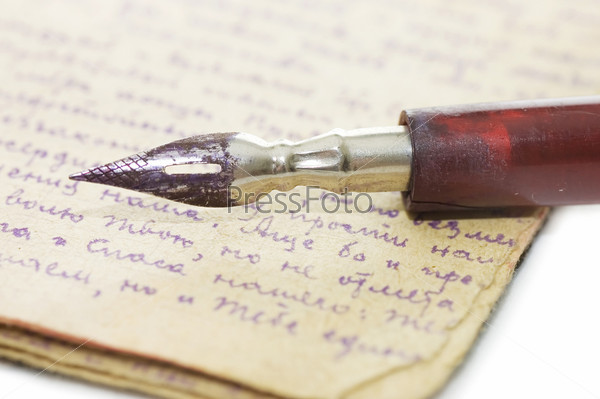 Перьевая ручка и старые письма