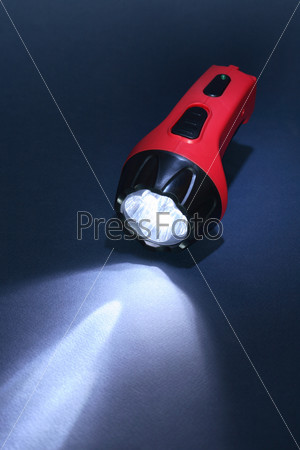 Красный пластиковый фонарь на темном фоне
