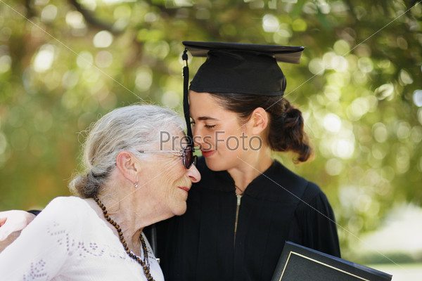 Выпускника с бабушкой