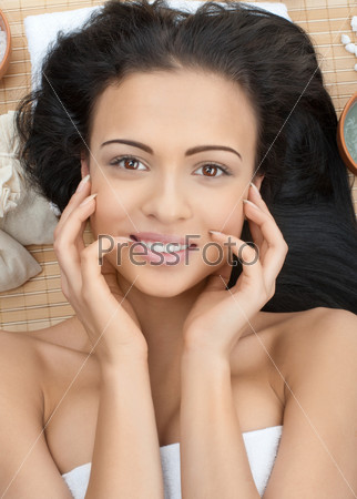 Портрет молодой красивой женщины в спа-салоне