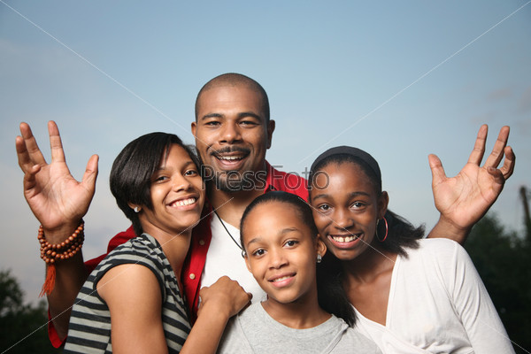 Счастливая афроамериканская семья