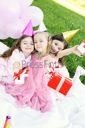 Маленькие девочки отмечают день рождения