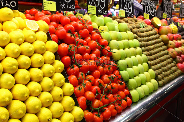 Прилавок с различными овощами и фруктами