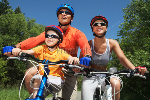 Семья на велосипедах