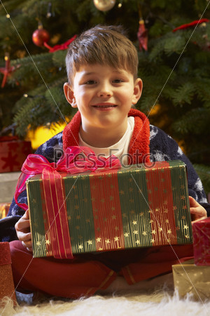 Мальчик с новогодним подарком