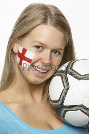 Футбольная болельщица с мячом и нарисованным флагом Святого Джорджа на лице