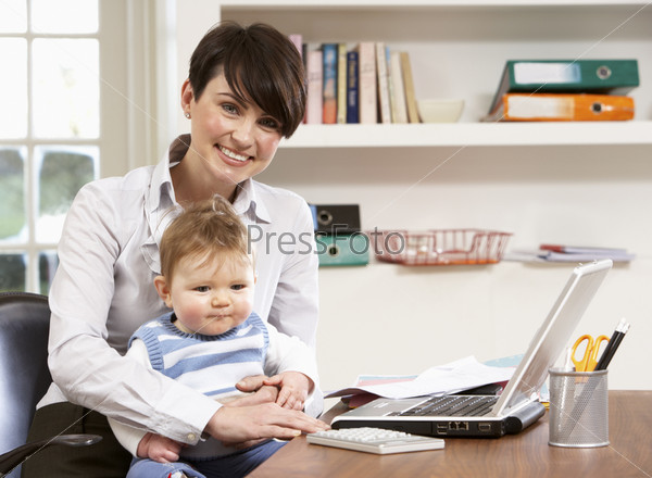Женщина с малышом работает на дому