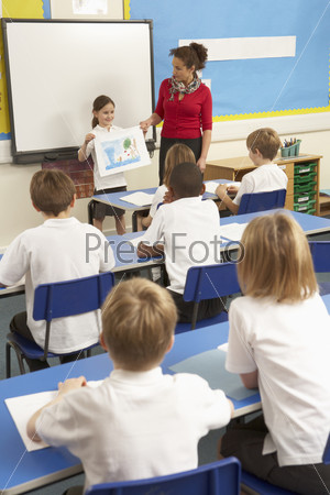 Школьники обучаются в классе с учителем