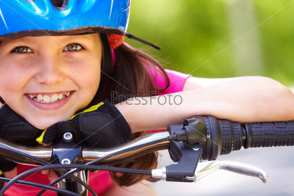 Девочка-велосипедистка