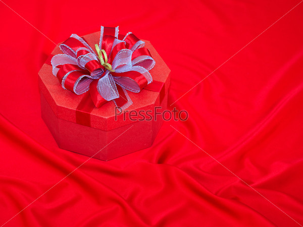 Подарочная коробка на красном фоне