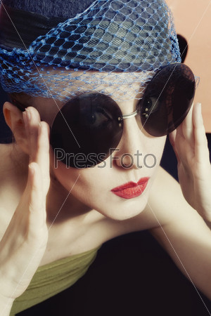 Портрет молодой женщины в вуали и круглых очках