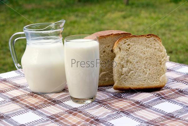 Молоко и хлеб на дачном столе