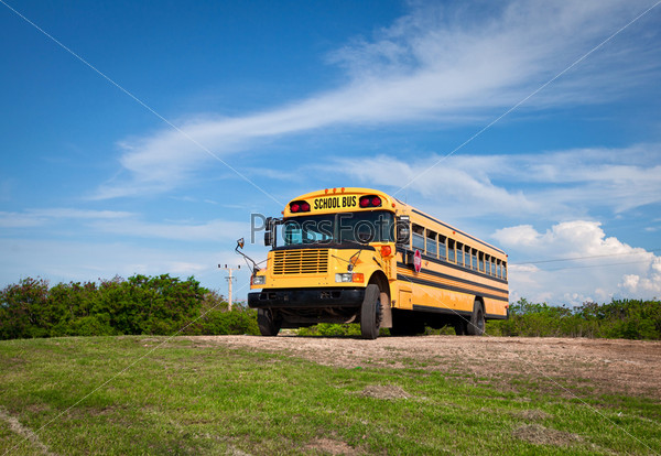 Школьный автобус на фоне неба