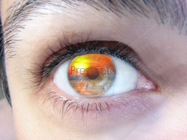 Крупный план мужского глаза с отражением заката в зрачке