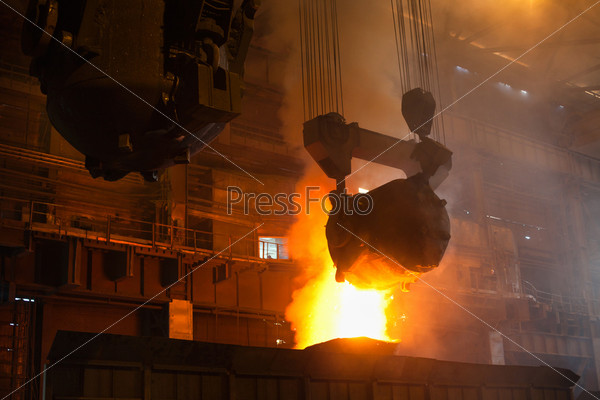Liquid iron from ladle in the steelworks