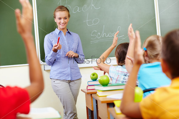 Учительница и дети на уроке в классе