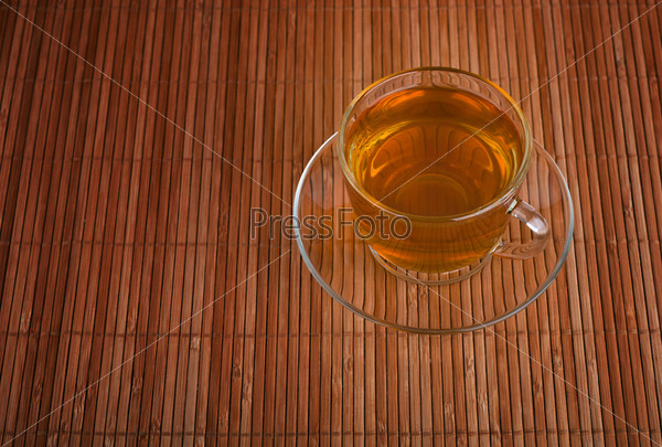 Чашка чая на бамбуковой салфетке