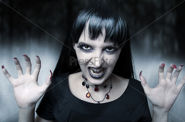 Молодая девушка в образе вампира
