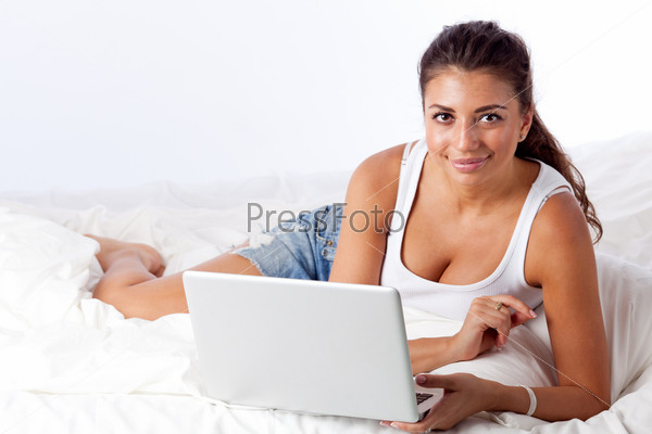 Девушка с ноутбуком в постели