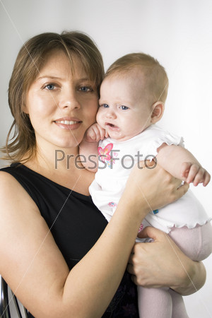 Счастливая мама с маленькой дочкой на белом фоне