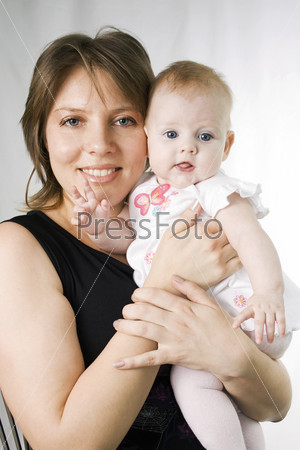 Счастливая мама с маленькой дочерью на светлом фоне