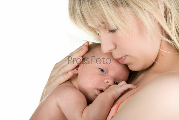 Молодая женщина прижимает к груди младенца