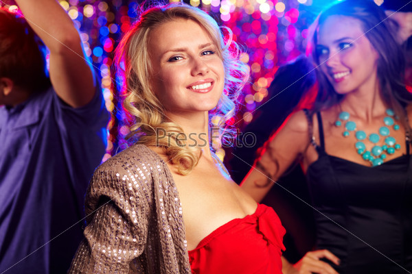 Девушка танцует на вечеринке