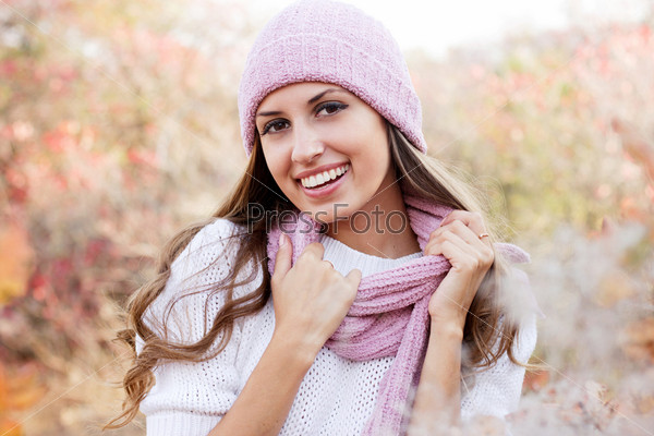 Молодая красивая женщина в розовой шапочке и с шарфом