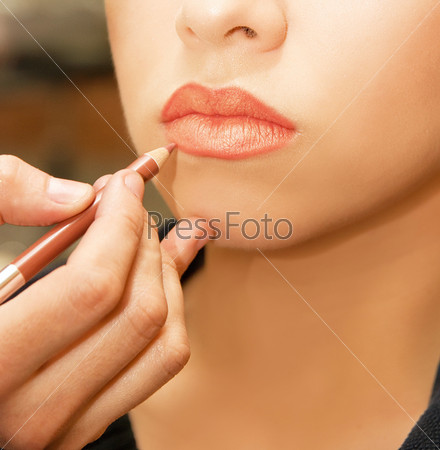 Applying lips contour