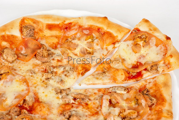 Пицца с куриным филе, помидорами и сыром
