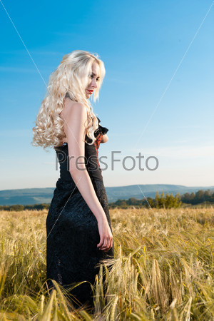 Блондинка в поле пшеницы, готический стиль