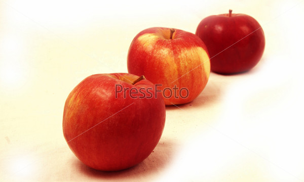Яблоки на бело-желтлм градиенте