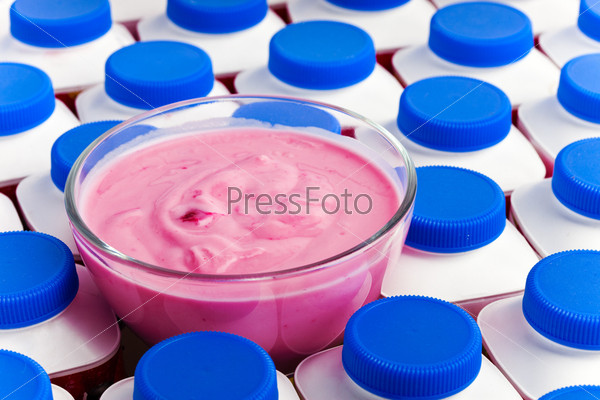 Бутылки йогурта с темно синими крышками