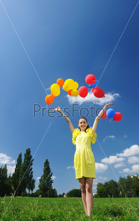 Девушка с воздушными шарами на природе