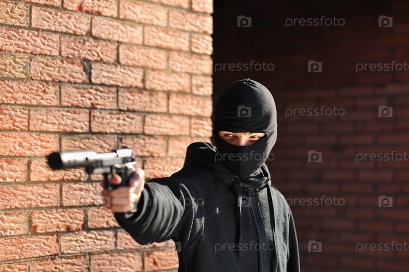 Пацаны в масках с пистолетом Пацаны в масках с пистолетом