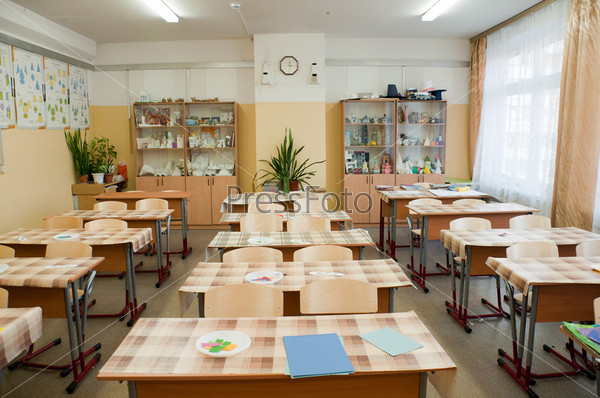Пустой школьный кабинет труда, столы покрыты клеенкой
