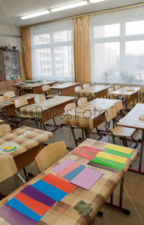 Пустой школьный кабинет труда, столы покрыты клеенкой