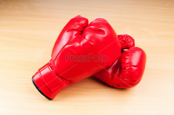 Боксерские перчатки на столе