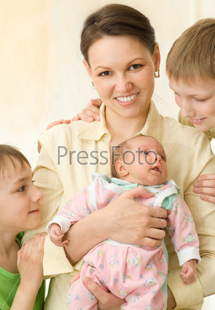Счастливая мать с тремя детьми