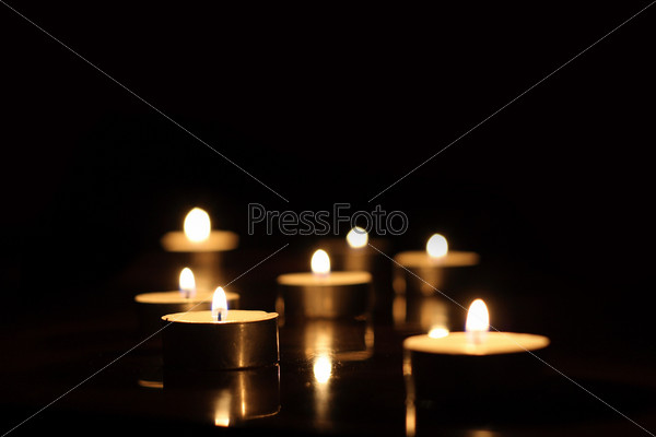 На фото свечи в ночное время