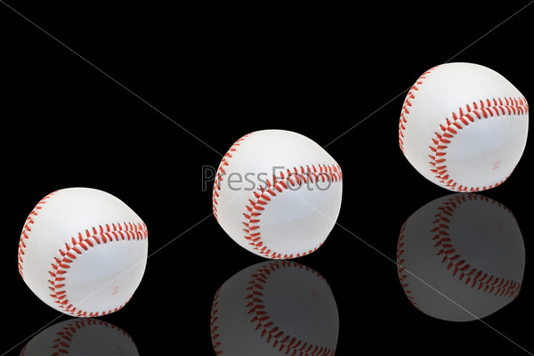 Бейсбольные мячи на черном фоне