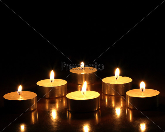Горящие свечи на черном фоне