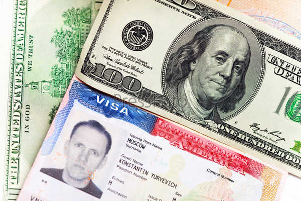 Американская виза на странице российского международного паспорта и  доллары США