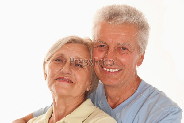 Счастливая пожилая пара на белом фоне
